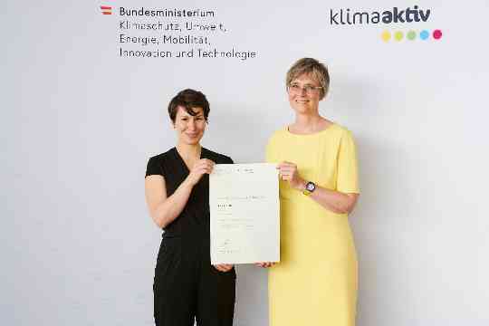 Im Bild: Magdalena Teufner-Kabas (Geschäftsführende Partnerin)  mit Bettina Bergauer (BMK)