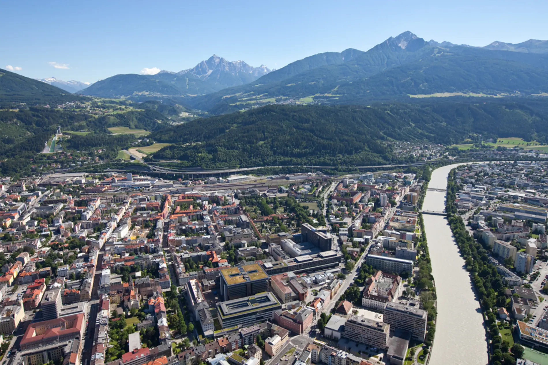 Luftaufnahme Innsbruck mit Blick auf das Krankenhaus Innsbruck