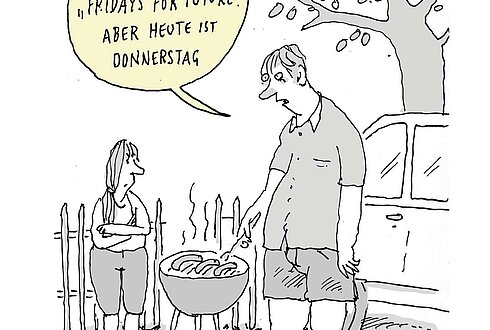 Ein Mann und eine Frau stehen bei einem Grill. Der Mann wendet ein Würstchen und sagt zur Frau: „Natürlich bin ich für Fridays for Future. Aber heute ist Donnerstag.“