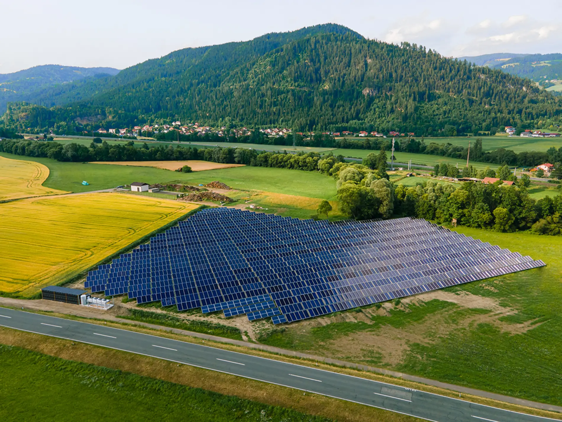 Feld mit Solarkollektoren in Friesach (Kärnten)