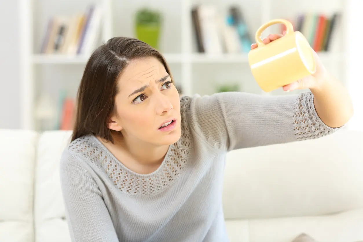 Frau dreht leere Tasse um