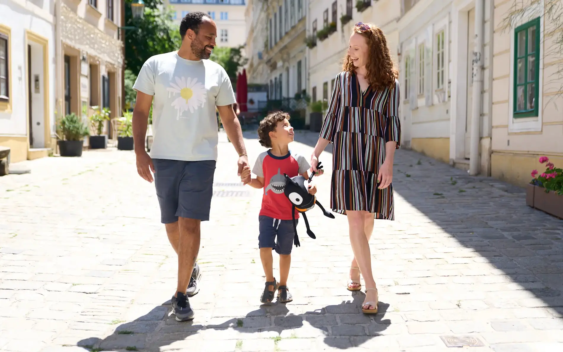 Familie in Wien unterwegs. Kind hält Edgar-Plüschtier