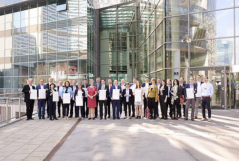 Gruppenfoto - Das Klimaschutzministerium (BMK) zeichnete am Donnerstag, den 24. März 2022, im Rahmen des ersten Austrian Sustainability Summits 20 heimische Betriebe für ihr außerordentliches Engagement in Sachen Energieeffizienz aus.