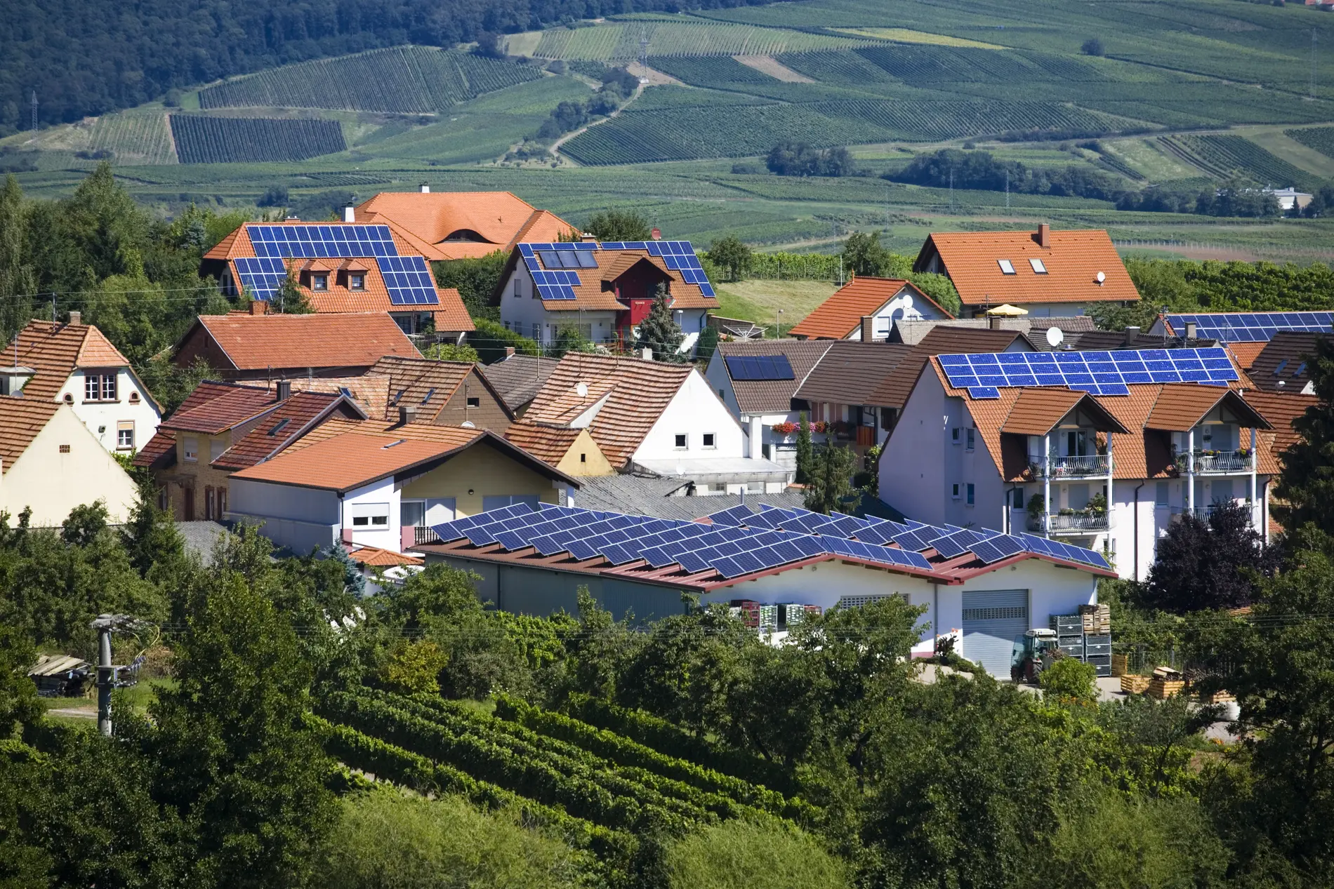 Gemeinde mit vielen Häusern mit PV-Anlagen