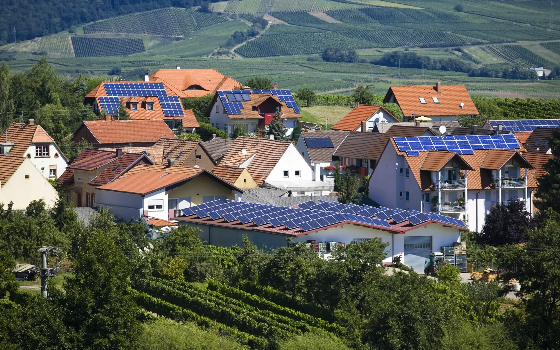 Gemeinde mit vielen Häusern mit PV-Anlagen