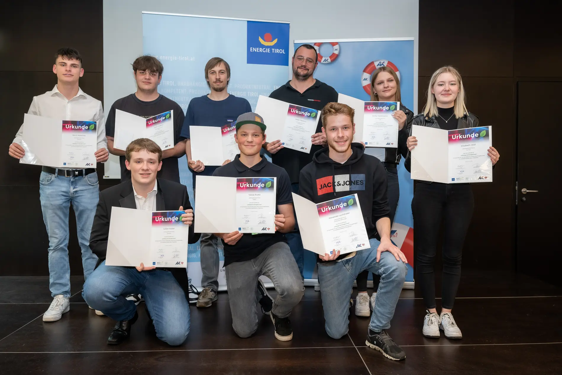 Gruppenbild von Lehrlingen mit Urkunden, die als Energiescouts ausgezeichnet werden