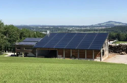 eine PV-Anlage auf einem Wirtschaftsgebäude